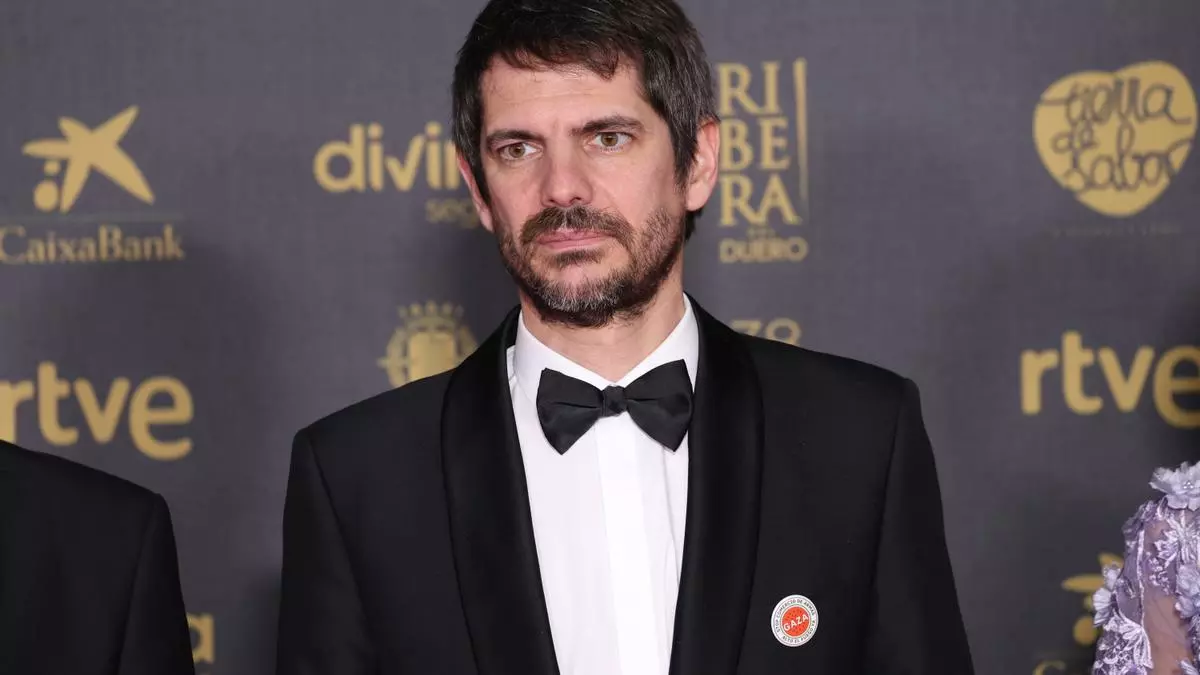 El ministro de Cultura, Ernest Ursatun, en la alfombra roja de los premios Goya 2024 Raúl Terrel / Europa Press