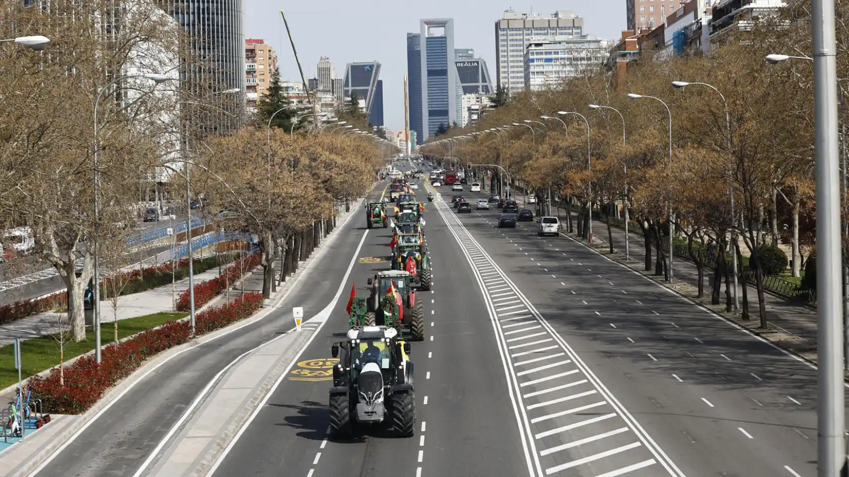 Varios tractores a su paso por el Paseo de la Castellana este domingo en Madrid. EFE/ Rodrigo Jiménez