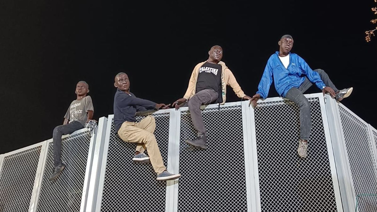 Los cuatro 'ninots' que representan migrantes saltando una valla, parte de la falla municipal de Valencia 2024 / Anna Verge