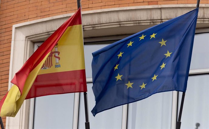 Archivo - Una bandera de la Unión Europea junto a una bandera de España. - Eduardo Parra - Europa Press - Archivo