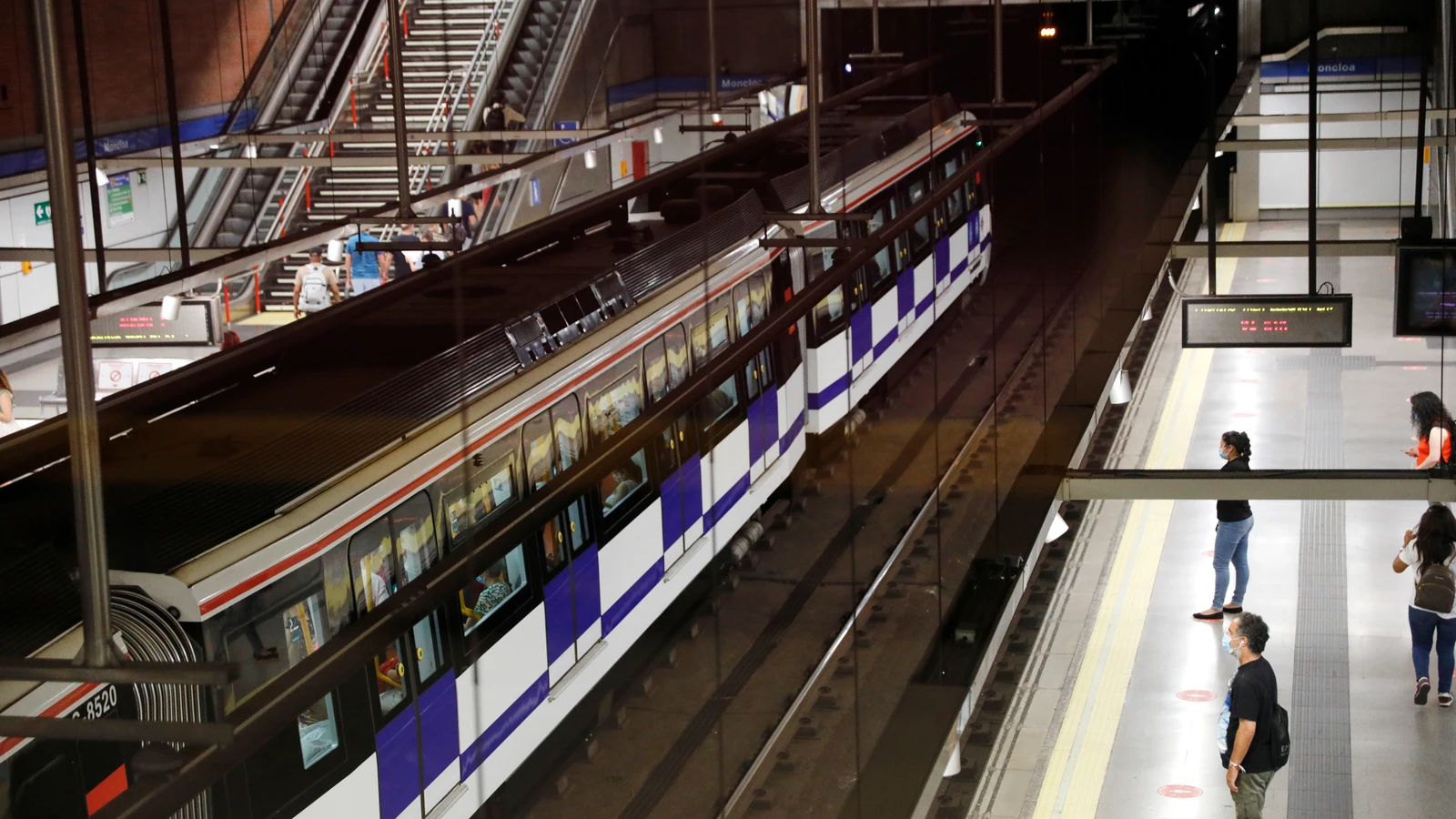 Pasajeros se dirigen a coger el metro en el intercambiador de Moncloa, en Madrid (España), a 1 de julio de 2020. | EP