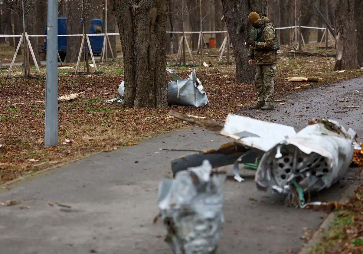 Un militar ucraniano inspecciona los restos de un misil de crucero ruso que cayó en un parque de Kiev REUTERS
