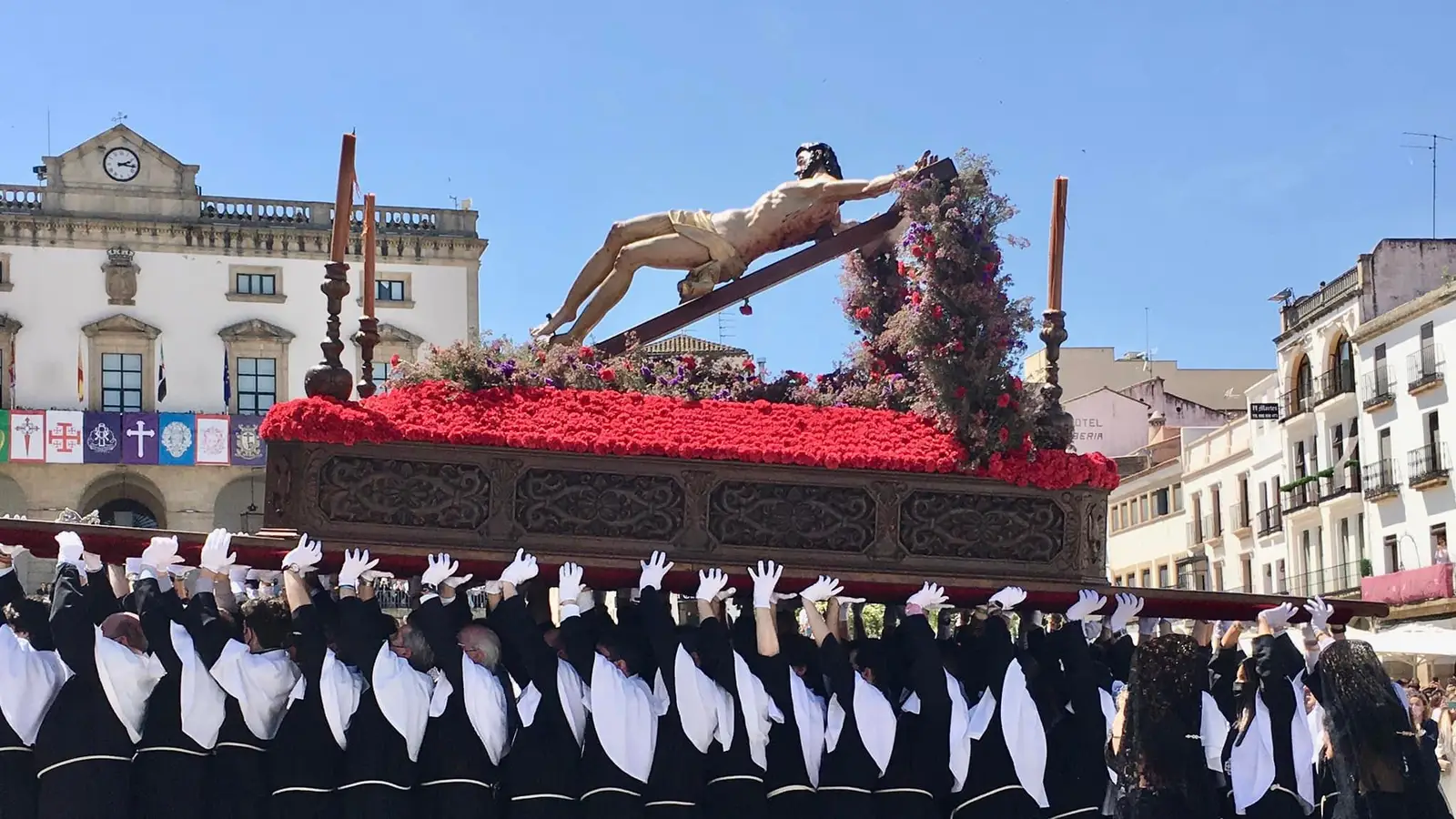 La procesión de la Cofradía de Estudiantes de Cáceres | Europa Press