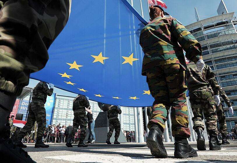 Militares llevando la bandera de la UE