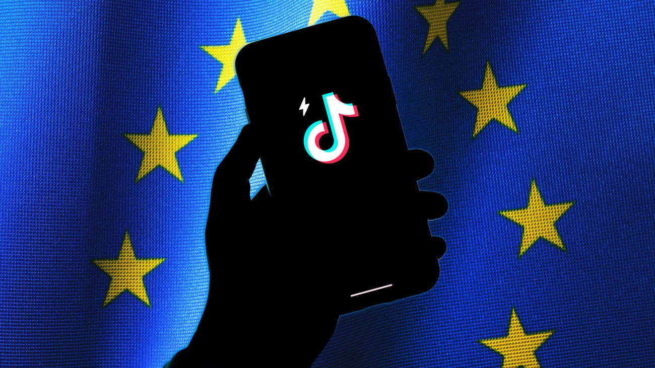 TikTok delante de una bandera de Europa