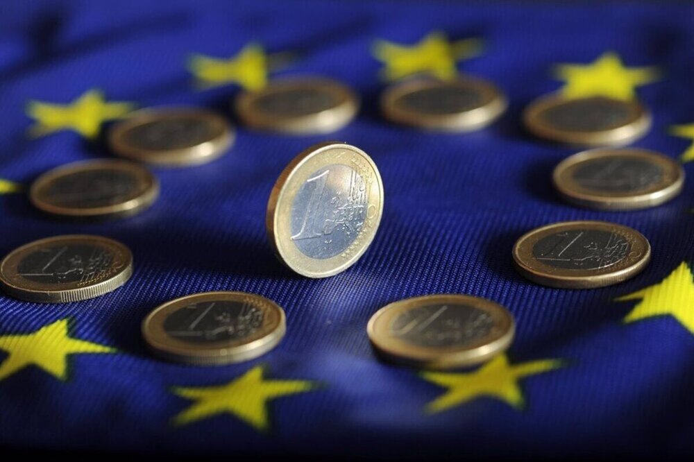 Euros sobre bandera