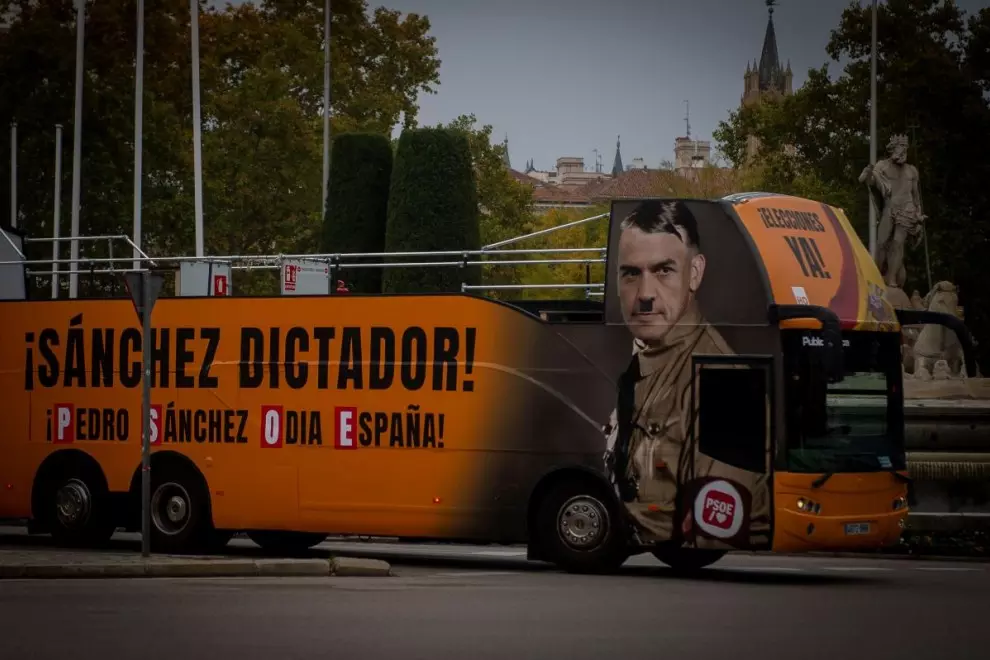 Un autobús de Hazte Oír con la cara de Sánchez caracterizado como Hitler en el día de su investidura. EP.