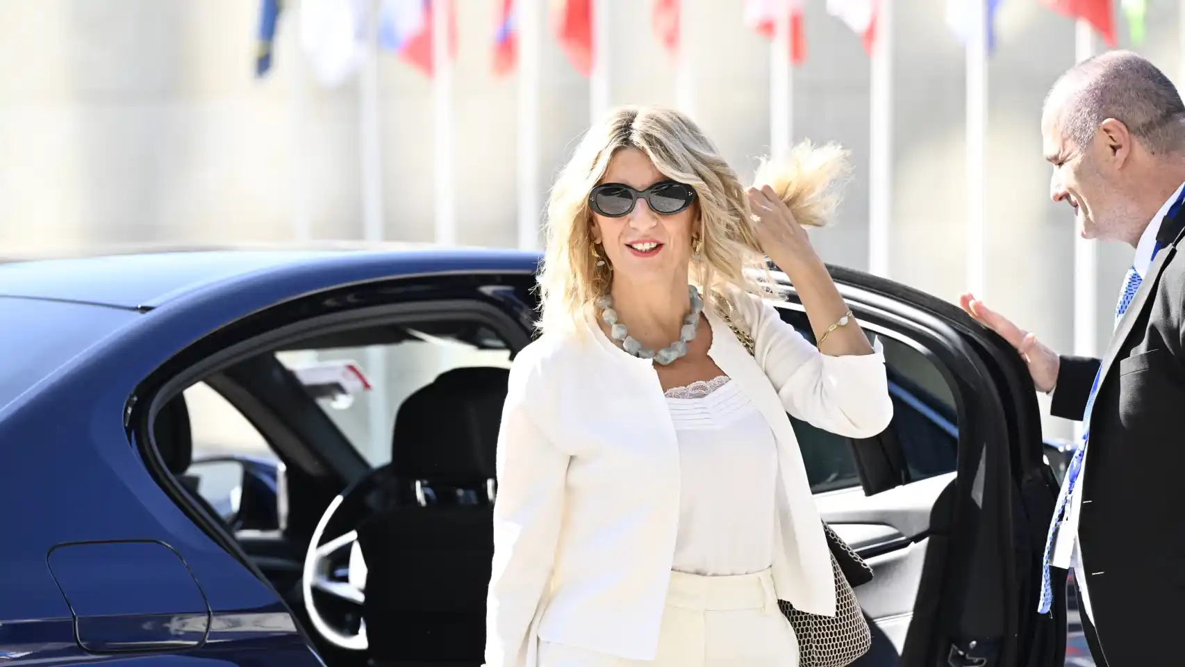 Yolanda Díaz bajando de un coche