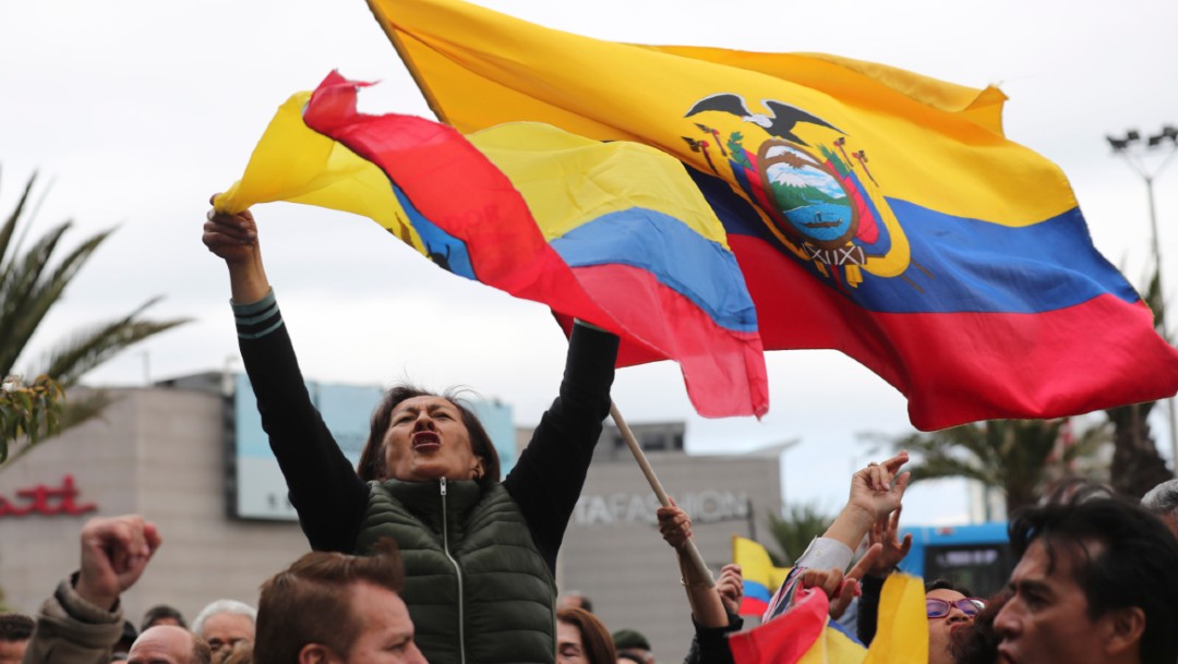 Gente con la bandera de Ecuador