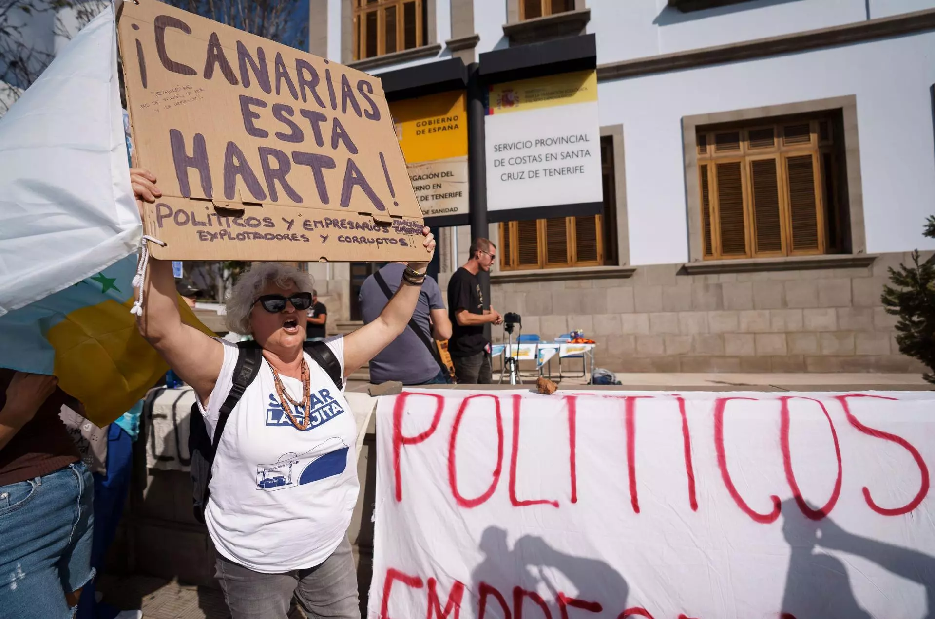 Una mujer protesta frente a la Dirección Provincial de Costas en Santa Cruz de Tenerife a principios de marzo. Efe