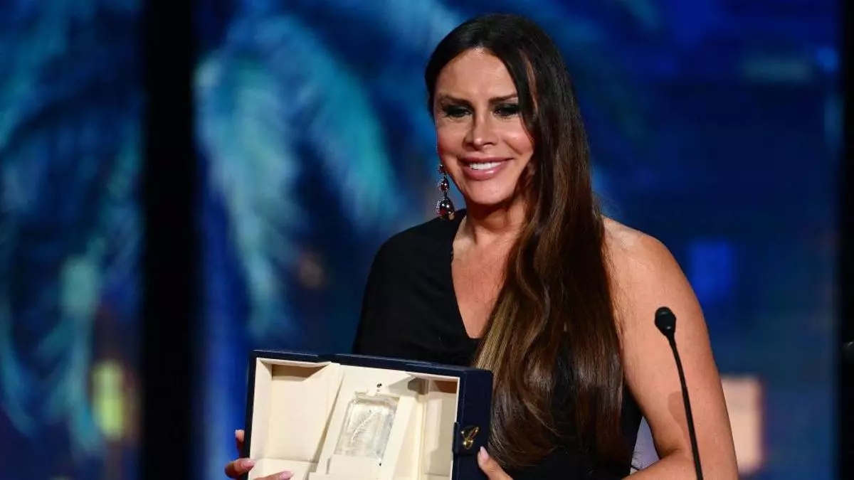 Karla Sofía Gascón con el premio a la Mejor interpretación femenina por 'Emilia Pérez' Photo by CHRISTOPHE SIMON/AFP via Getty Images