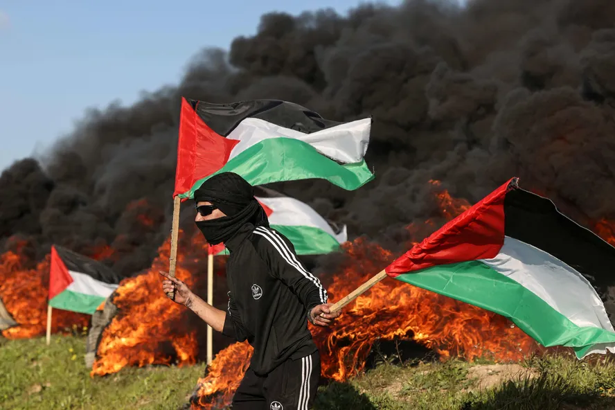 Chico con banderas de Palestina