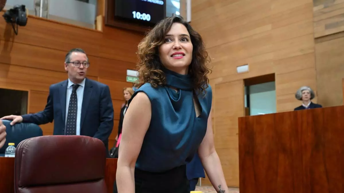 La presidenta de la Comunidad, Isabel Díaz Ayuso, sonríe a su llegada al pleno de la Asamblea de Madrid este jueves EFE