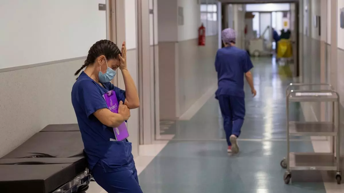 Una enfermera de la Unidad de Cuidados Intensivos (UCI) del Hospital Santa Lucía de Cartagena (Archivo) EFE/Marcial Guillén