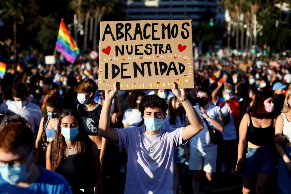 Un joven lleva una pancarta con el lema 'Abracemos nuestra identidad' durante la manifestación del Orgull LGTB+ en Vàlencia bajo el lema “Els drets trans són drets humans”. EFE/Biel Aliño