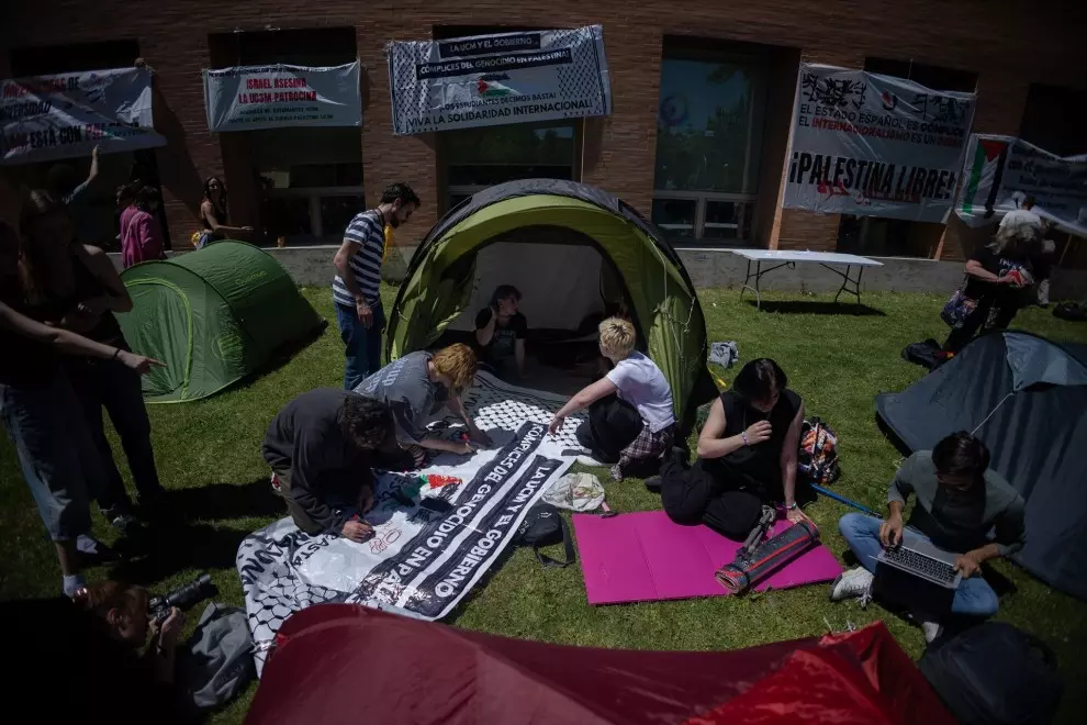 Varios estudiantes hacen una acampada para apoyar al pueblo palestino en la Complutense de Madrid.