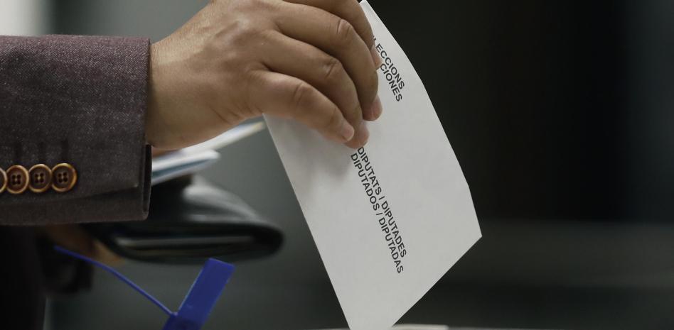 Voto depositado en la urna electoral en el colegio electoral instalado en el Instituto de Educación Continua (UPF) del barrio de l'Eixample de Barcelona Andreu Dalmau / EFE