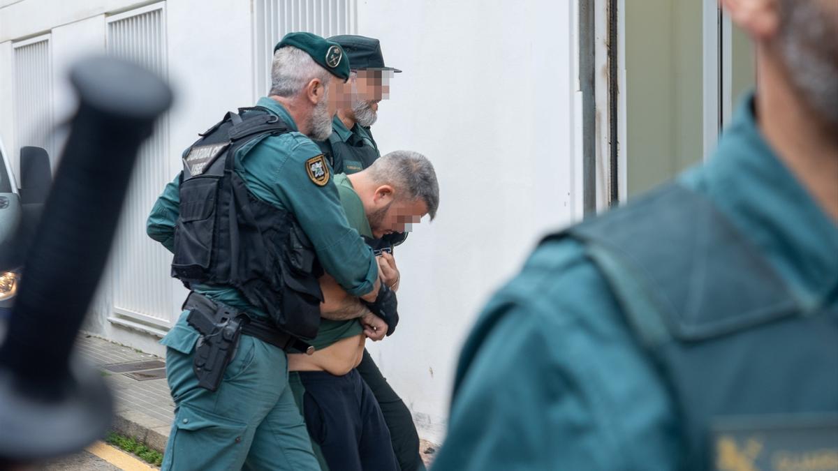 Uno de los ocho detenidos por la Guardia Civil en Barbate. EP