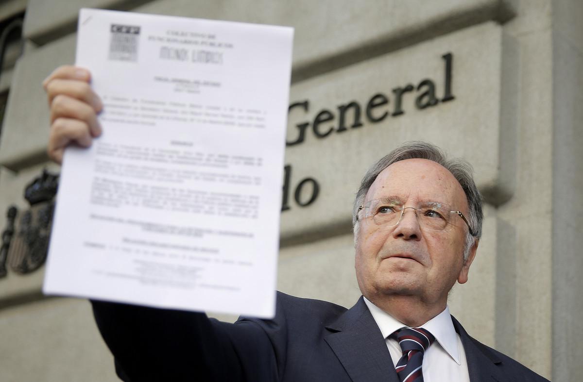 El presidente de Manos Limpias, Miguel Bernard, tras presentar una denuncia contra Artur Mas, en agosto del 2015. / JOSE LUIS ROCA