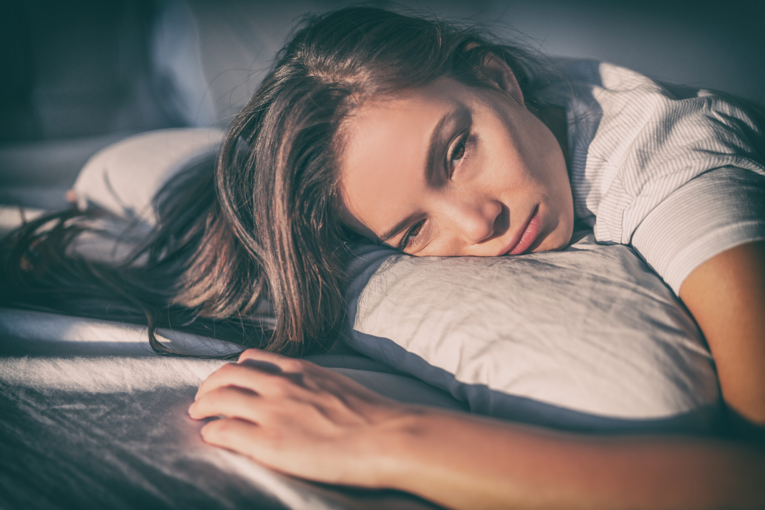 Mujer en la cama con depresión