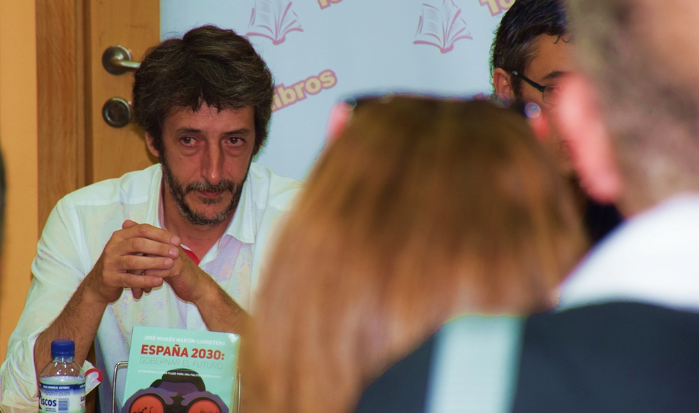 José Moisés Martín Carretero presentó en Cáceres, junto a Edu Madina y Blanca Martín Delgado, su libro España 2030.