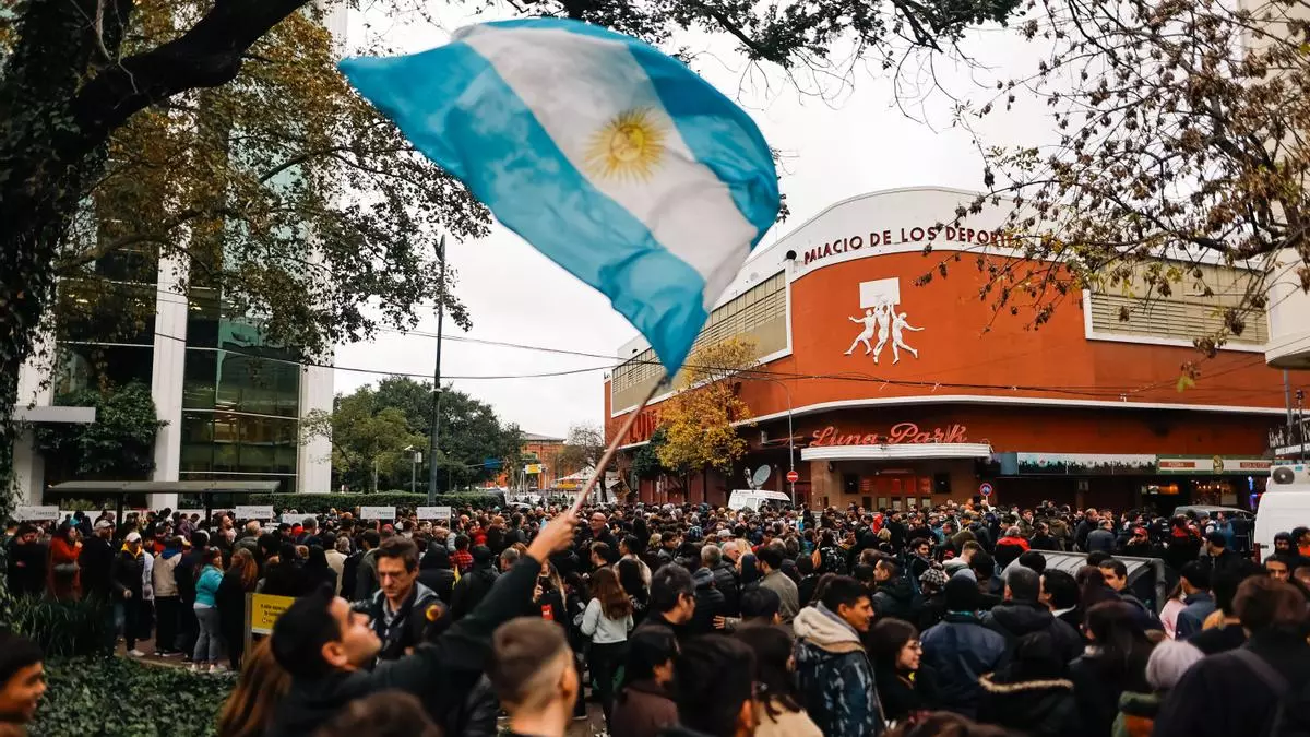 Simpatizantes del presidente de Argentina, Javier Milei, se reúnen antes de ingresar al estadio Luna Park en Buenos Aires EFE/ Juan Ignacio Roncoroni