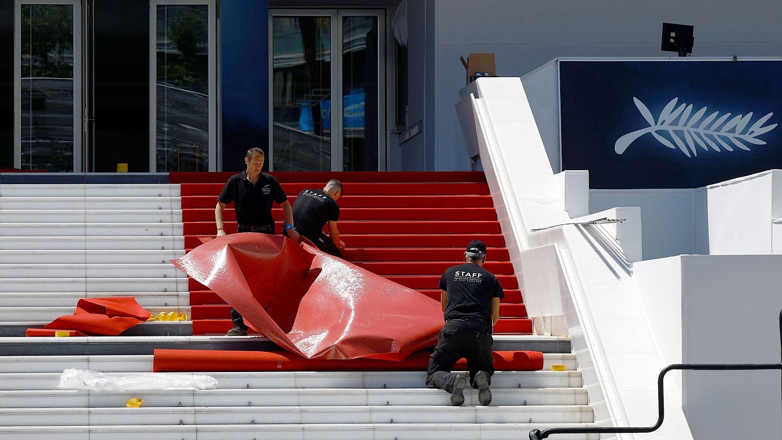 Trabajadores del Festival de Cannes preparan la alfombra roja. REUTERS/CLODAGH KILCOYNE