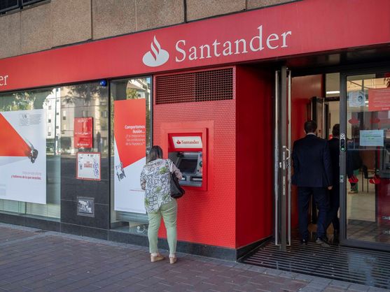El banco Santander anuncia que regalará 400 euros a los clientes que cumplan estos requisitos. (EFE / Marcial Guillén)