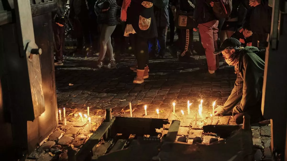 Personas reunidas frente al hotel familiar en el que vivían las mujeres atacadas. Alfredo Martínez