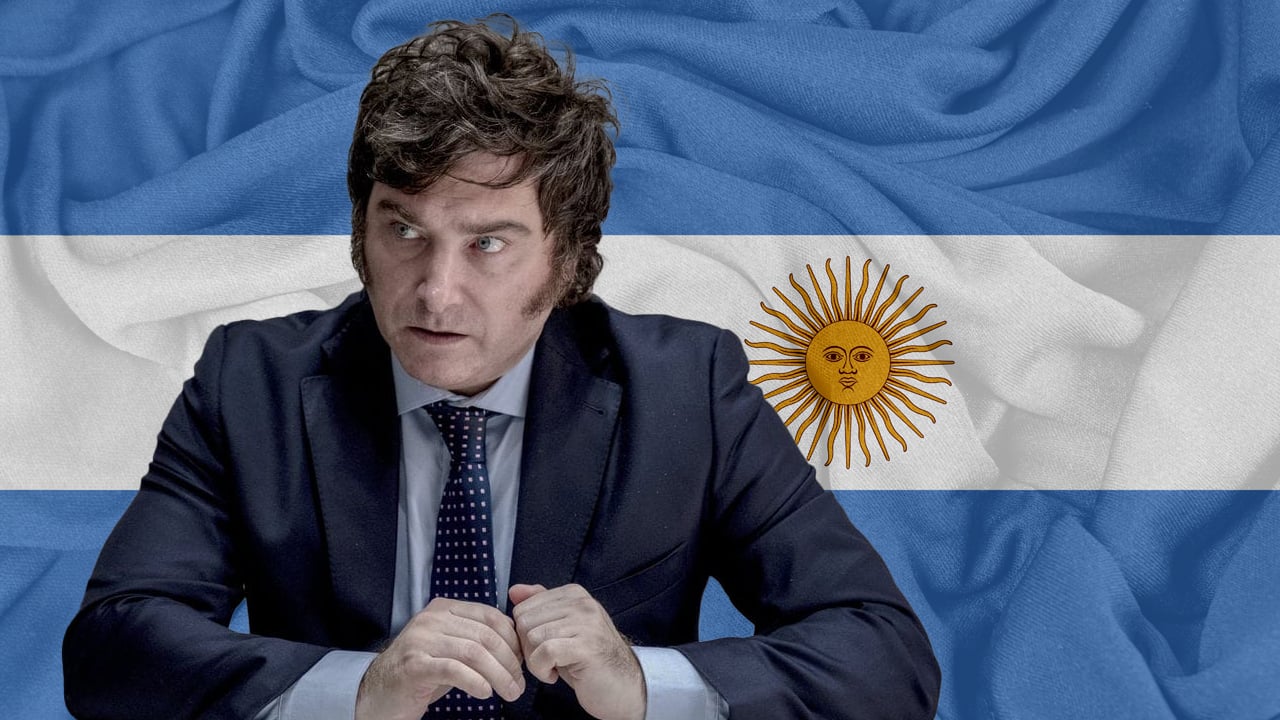 Milei y la bandera de Argentina