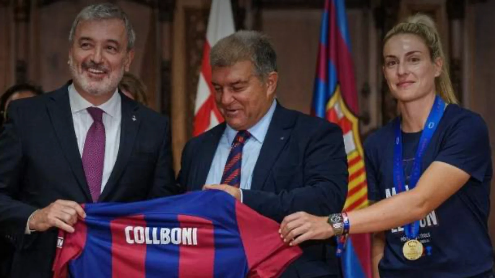 La reacción viral de Alexia Putellas cuando Jaume Collboni le quita una camiseta del Barça de las manos.