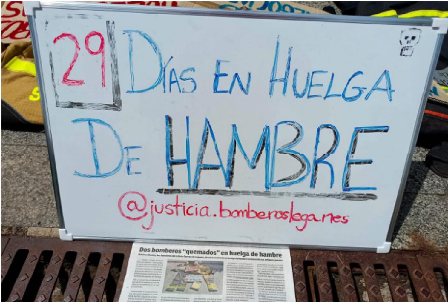 Charles y Rubén llevaban 29 días de huelga de hambre acampados frente al Ayuntamiento de Leganés cuando han decidido poner fin a su protesta. En esta pizarra iban contando los días. Foto IG @justicia.bomberosleganes