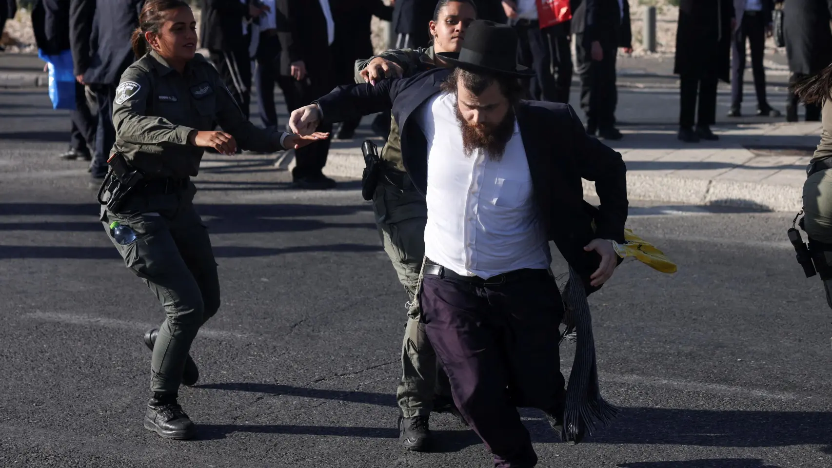 Judíos ultraortodoxos protestan contra la posibilidad de obligarles a alistarse en el Ejército el pasado febrero. Reuters