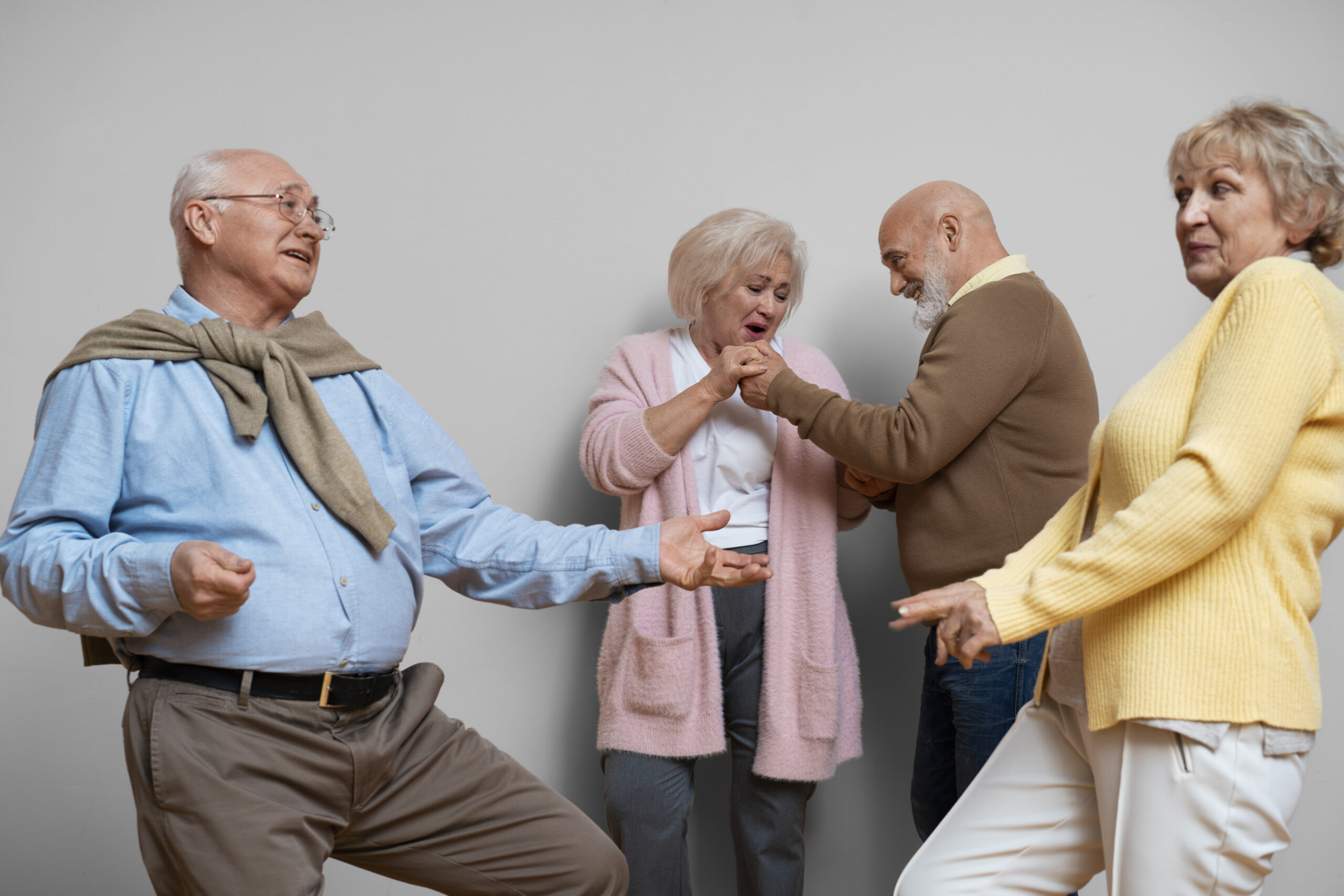 personas mayores bailando