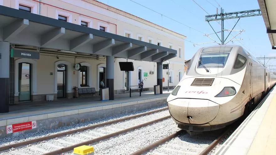 Tren Alvia en la Estación de Mérida. RENFE