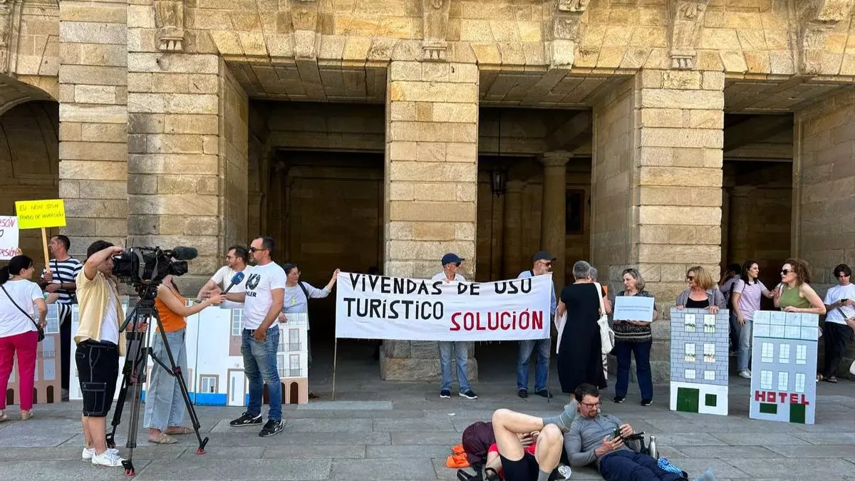 Protesta de propietarios de pisos turísticos a las puertas del Pazo de Raxoi eldiario.es