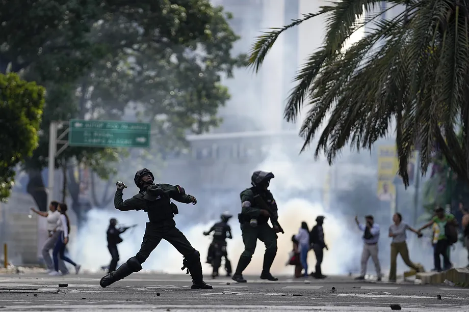 La policía lanza gases lacrimógenos.Matias DelacroixAP