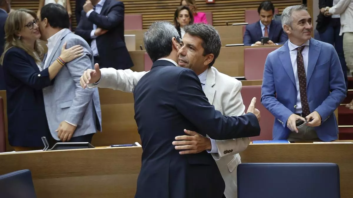 Vicente Barrera y Carlos Mazón se saludan durante un pleno de las Corts Valencianes. José Cuéllar/Corts Valencianes