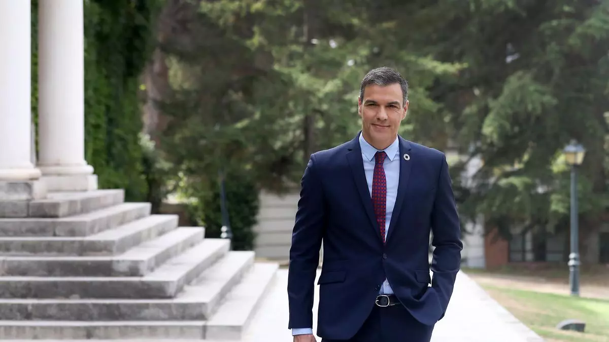 Pedro Sánchez, presidente del Gobierno, en los jardines del Palacio de la Moncloa en una imagen de archivo MARTA JARA