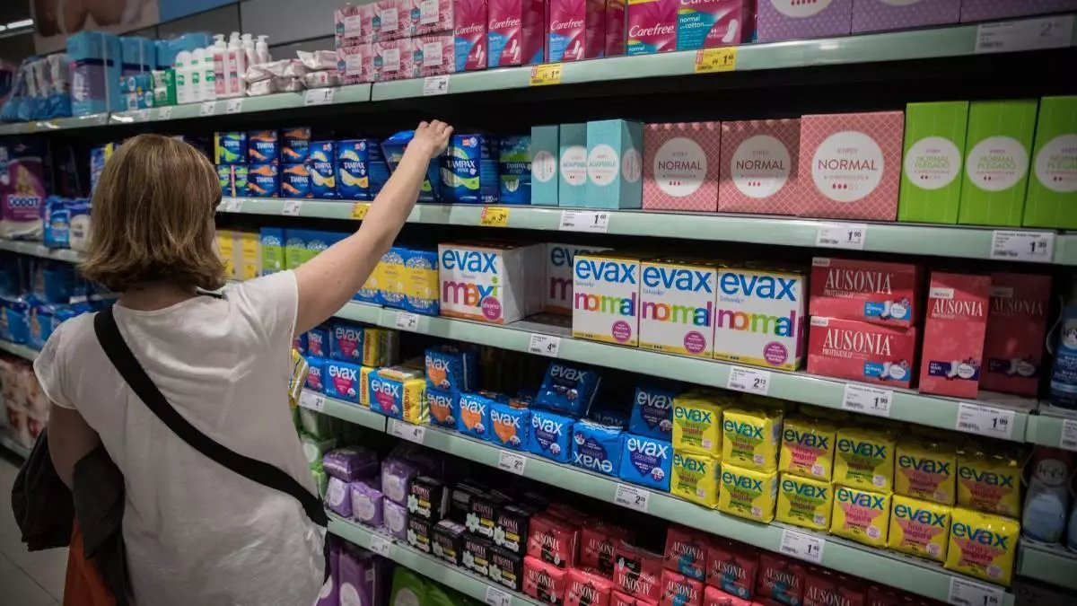 Una mujer escoge tampones en el supermercado. / CARLOS MONTAÑÉS (ARCHIVO)