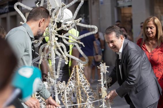 El alcalde de Vigo Abel Caballero, durante el inicio de la colocación de las luces de Navidad en Vigo este martes. Salvador Sas / EFE