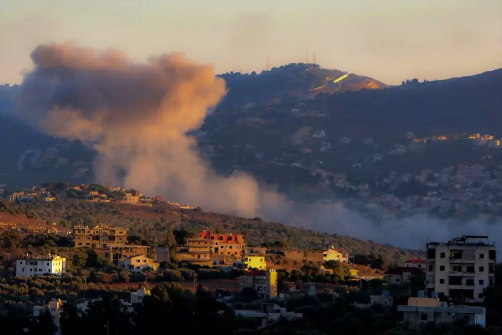 Denso humo se eleva desde la aldea fronteriza de Kfarkela, en el sur del Líbano, después de que fuera blanco de bombardeos israelíes, a 29 de julio de 2024.