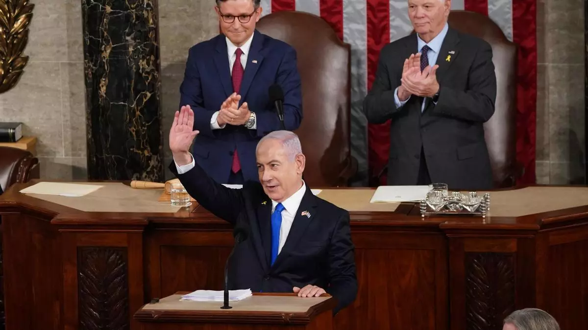 El primer Ministro de Israel, Benjamin Netanyahu, hace gestos antes de pronunciar un discurso en una reunión conjunta del Congreso en la Cámara de Representantes de Estados Unidosen Washington, DC, EEUU. EFE / Will Oliver