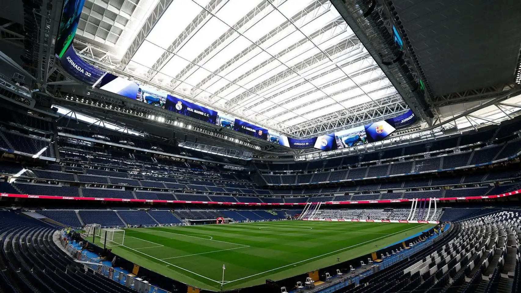 Interior del Santiago Bernabéu con el videomarcador 360º encendido Real Madrid