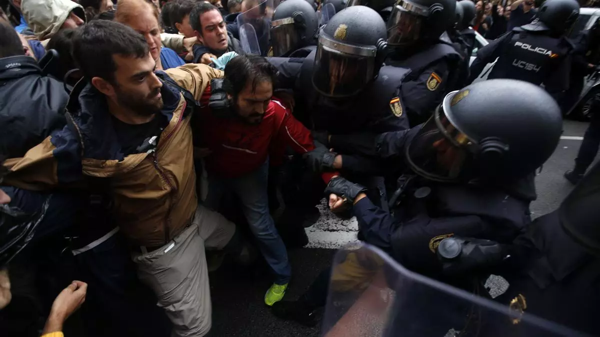 Cargas policiales el 1-O en Barcelona AP Photo/Emilio Morenatti