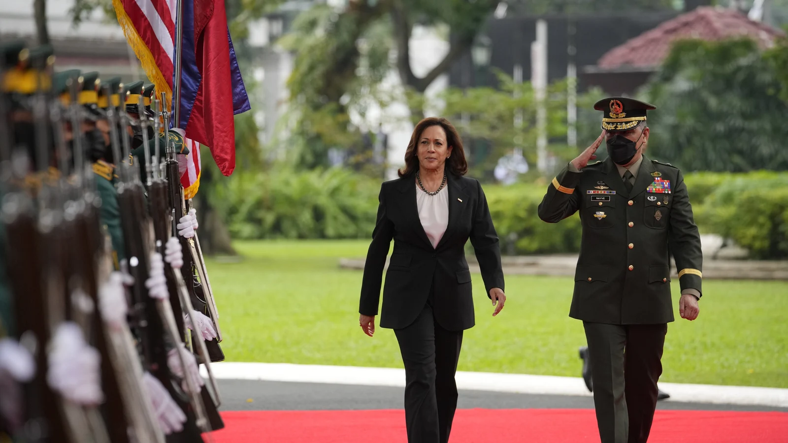Kamala Harris ante la guardia de honor a su llegada a ManilaAaron FavilaAgencia AP