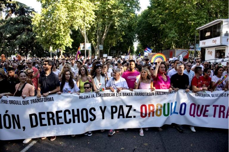 Líderes políticos y activistas encabezan la marcha del Orgullo LGTBI+ 2024 en Madrid bajo el lema ‘Educación, derechos y paz’.