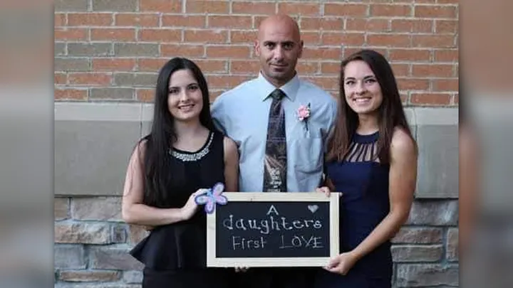 El exjefe de bomberos de Buffalo Township, Corey Comperatore, aparece con sus hijas en una foto familiar sin fecha.