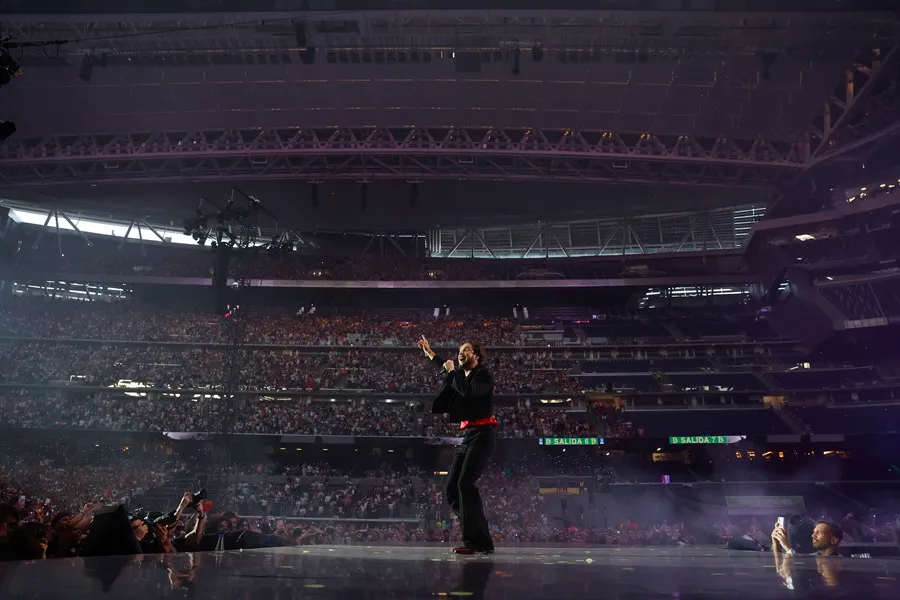 El cantante Manuel Carrasco durante el concierto ofrecido este sábado en el estadio Santiago Bernabéu, en Madrid. EFE/Juanjo Martín