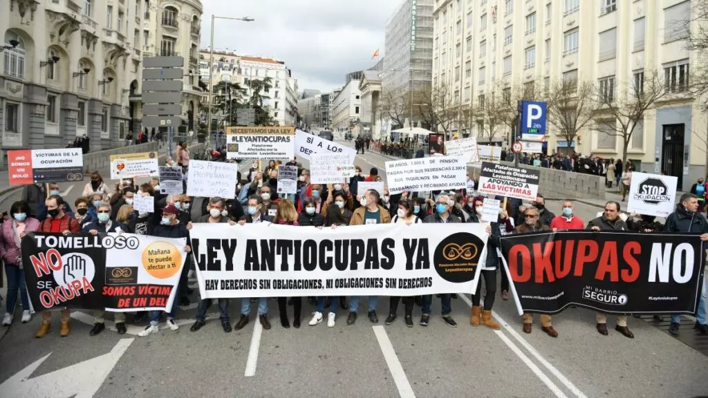 Varias personas, con pancartas en la concentración en apoyo a los afectados por la okupación Europa Press